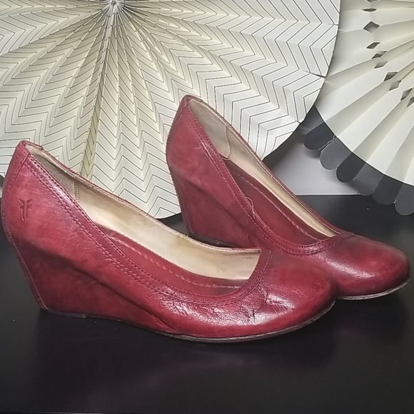 frye carson wedge pump